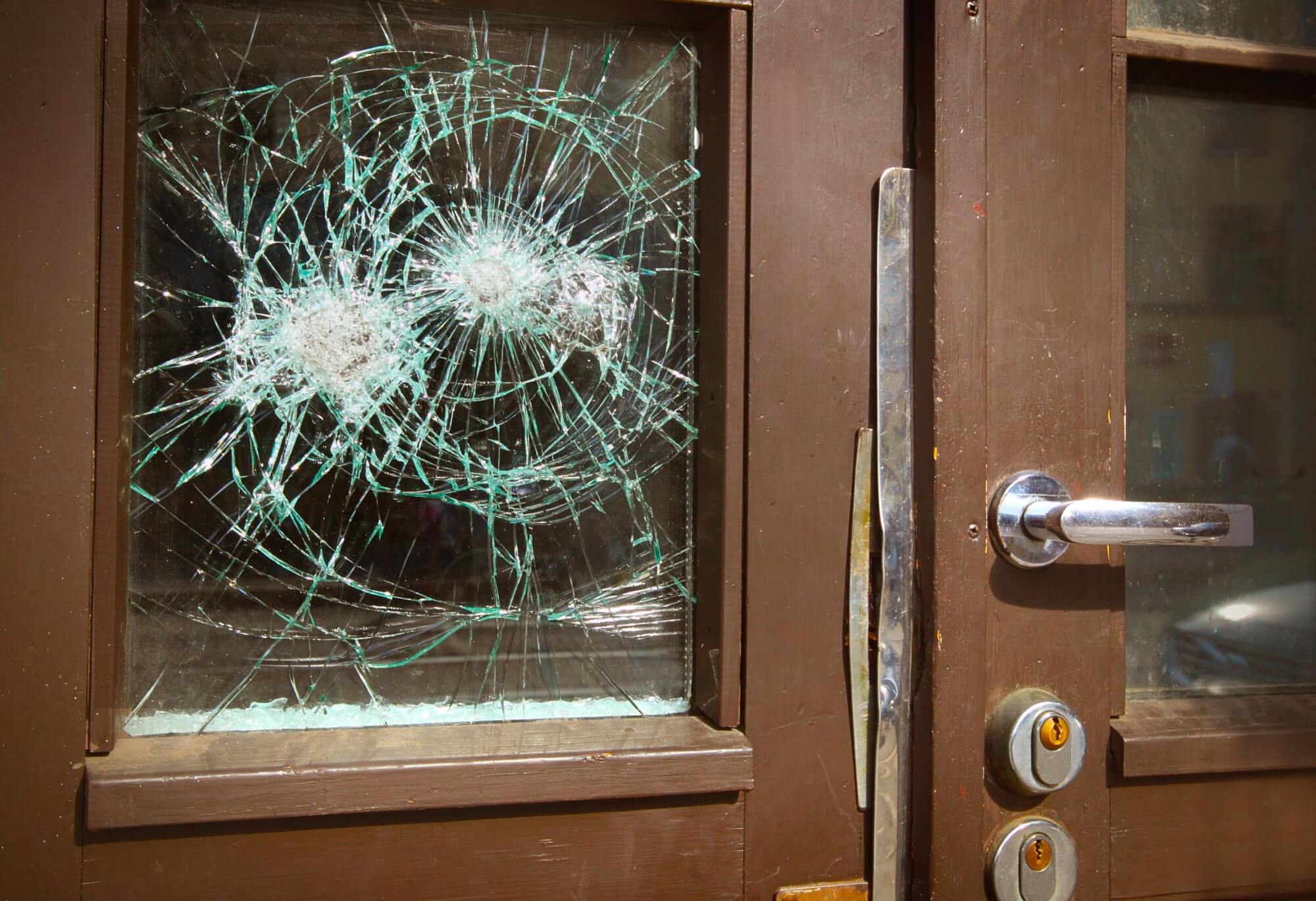Разбить стекло дома. Бронированное окно. Стекло бронированное на дверь. Дверь с разбитым стеклом. Бронированные стекла остекление.